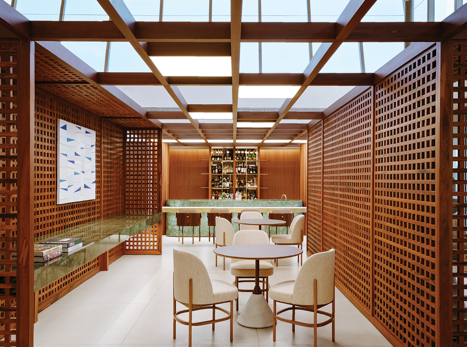 A room with a table and chairs and a bar at the São Paulo Airport Terminal